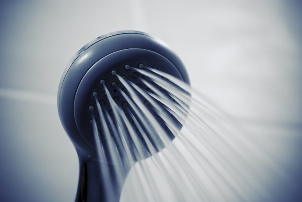 Prendre des douches plutôt que des bains permet de réduire sa consommation d'eau chaude sanitaire.